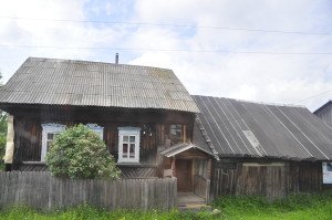 Brown tar walls and ornamented window sills: Houses in the Russian countryside all look the same. 